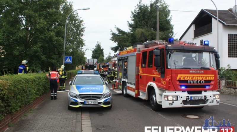 Küchenbrand Der Feuerwehr wurde ein Küchenbrand im Ortsteil Röchlinghöhe gemeldet. Die Einsatzkräfte verschafften sich durch das Treppenhaus sowie durch ein geöffnetes Fenster Zutritt zur Wohnung. Dort konnte ein kleiner Brand im Herdbereich festgestellt werden. Die Einsatzkräfte löschten das Feuer ab, führten Belüftungsmaßnahmen durch und übergaben anschließend die Einsatzstelle an die Polizei. (Foto: Feuerwehr Völklingen)