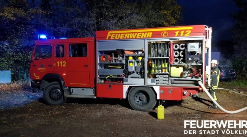 Die Feuerwehr wurde wegen eines brennenden PKW alarmiert. Bei Ankunft brannte es im Innen- sowie im Motorraum. Ein Trupp unter schwerem Atemschutz begann mittels Schaumrohr mit der Brandbekämpfung. Um an den Brand im Motorraum zu gelangen, musste der Trupp die Befestigungen der Motorhaube mit einem Akku- Winkelschleifer abtrennen. Nachdem das Fahrzeug abgelöscht worden war, wurde die Einsatzstelle an die Polizei übergeben. (Foto: Feuerwehr Völklingen)