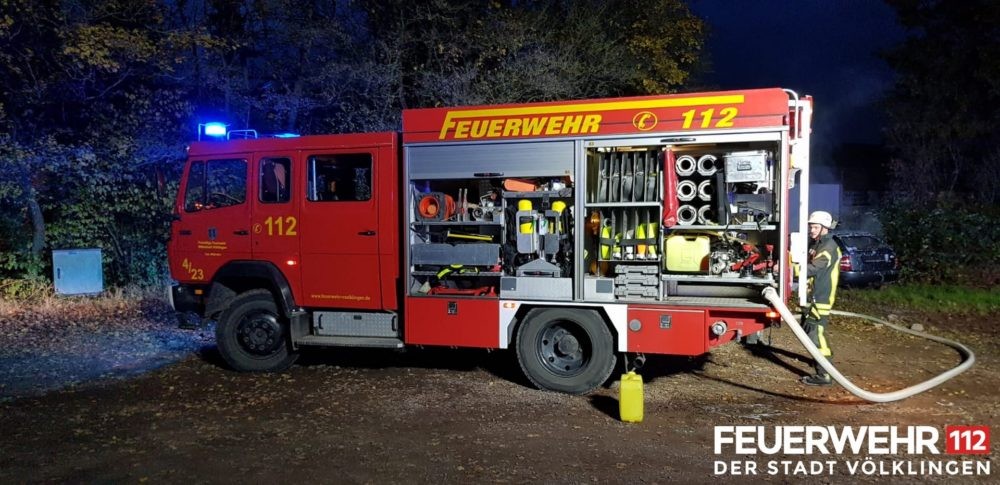 Die Feuerwehr wurde wegen eines brennenden PKW alarmiert. Bei Ankunft brannte es im Innen- sowie im Motorraum. Ein Trupp unter schwerem Atemschutz begann mittels Schaumrohr mit der Brandbekämpfung. Um an den Brand im Motorraum zu gelangen, musste der Trupp die Befestigungen der Motorhaube mit einem Akku- Winkelschleifer abtrennen. Nachdem das Fahrzeug abgelöscht worden war, wurde die Einsatzstelle an die Polizei übergeben. (Foto: Feuerwehr Völklingen)