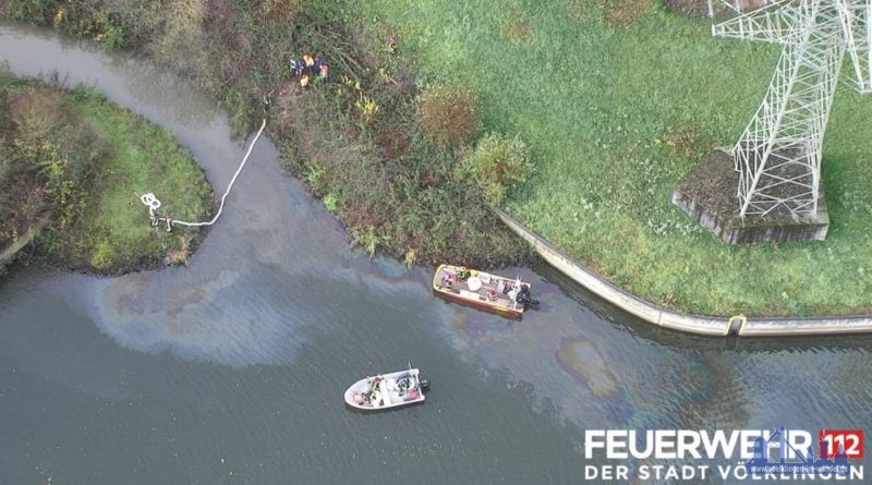 Ölfilm auf der Saar (Foto: Feuerwehr Völklingen)