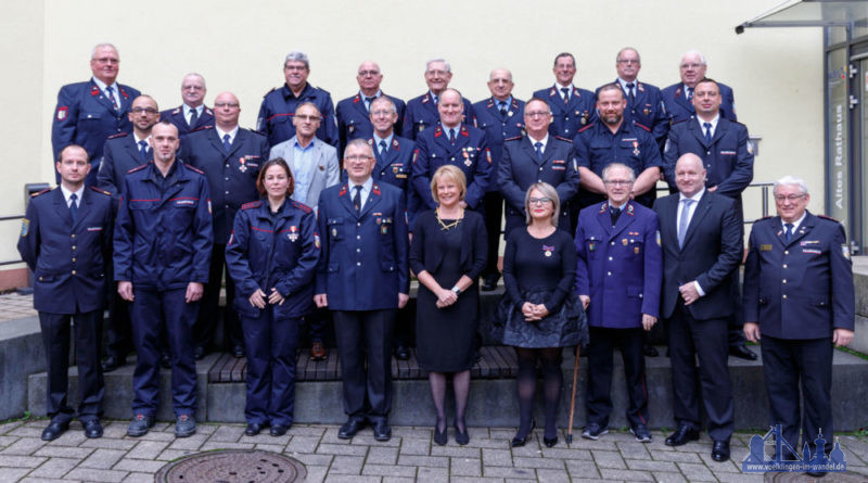 Die Oberbürgermeisterin der Stadt Völklingen, Christiane Blatt, ehrte gemeinsam mit dem Feuerwehrverband verdiente Feuerwehrleute im historischen Festsaal des Alten Rathauses. Die Chefin der Wehr betonte in ihrer Ansprache die Wichtigkeit des Ehrenamtes innerhalb der Feuerwehr. Foto: Stadt