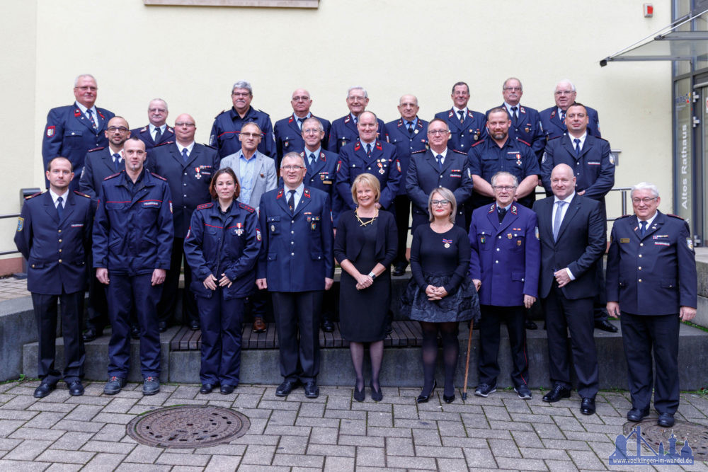 Die Oberbürgermeisterin der Stadt Völklingen, Christiane Blatt, ehrte gemeinsam mit dem Feuerwehrverband verdiente Feuerwehrleute im historischen Festsaal des Alten Rathauses. Die Chefin der Wehr betonte in ihrer Ansprache die Wichtigkeit des Ehrenamtes innerhalb der Feuerwehr. Foto: Stadt