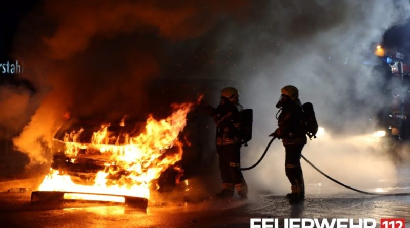Die Feuerwehr wurde wegen eines PKW Brandes in der Bismarckstraße alarmiert. Bei Ankunft der Feuerwehr stand der PKW bereits in Vollbrand. Ein Fahrzeug der Werkfeuerwehr Saarstahl, die sich in unmittelbarer Nähe befindet, hatte bereits mit den Löscharbeiten begonnen. Insgesamt waren 2 Trupps unter schwerem Atemschutz mit jeweils einem Druckschlauch S bei der Brandbekämpfung. Um ein Wiederaufflammen des Feuers zu verhindern wurde das Fahrzeug anschließend mit Schaum geflutet. Während der Löschmaßnahmen musste die Brücke über die B51 voll gesperrt werden. Nach Abtransport des Fahrzeuges durch einen Abschleppunternehmer wurde die betroffene Straßenseite wegen Schäden an der Fahrbahndecke gesperrt. (Foto und Bildunterschrift: Feuerwehr Völklingen)