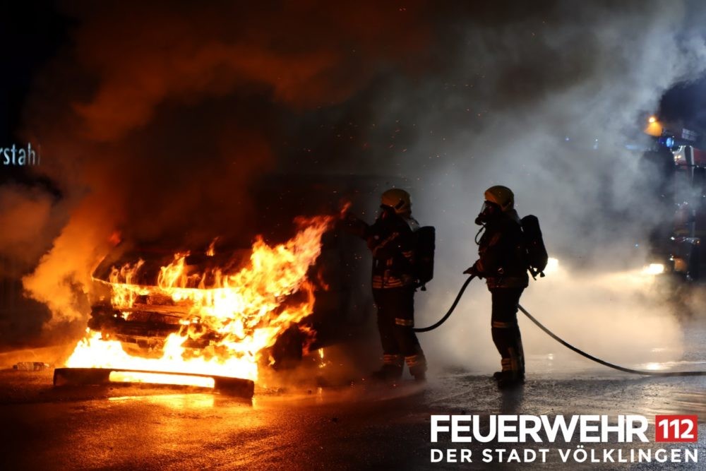 Die Feuerwehr wurde wegen eines PKW Brandes in der Bismarckstraße alarmiert. Bei Ankunft der Feuerwehr stand der PKW bereits in Vollbrand. Ein Fahrzeug der Werkfeuerwehr Saarstahl, die sich in unmittelbarer Nähe befindet, hatte bereits mit den Löscharbeiten begonnen. Insgesamt waren 2 Trupps unter schwerem Atemschutz mit jeweils einem Druckschlauch S bei der Brandbekämpfung. Um ein Wiederaufflammen des Feuers zu verhindern wurde das Fahrzeug anschließend mit Schaum geflutet. Während der Löschmaßnahmen musste die Brücke über die B51 voll gesperrt werden. Nach Abtransport des Fahrzeuges durch einen Abschleppunternehmer wurde die betroffene Straßenseite wegen Schäden an der Fahrbahndecke gesperrt. (Foto und Bildunterschrift: Feuerwehr Völklingen)