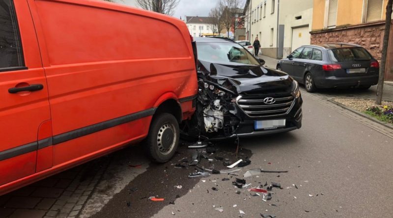 Die Feuerwehr wurde zum Fällen eines Baumes nach einem Verkehrsunfall alarmiert. Die Einsatzkräfte stellten den Brandschutz sicher und fällten den betroffenen Baum. Anschließend wurde die Einsatzstelle an die Polizei übergeben. Foto: Feuerwehr Völklingen/C.E.
