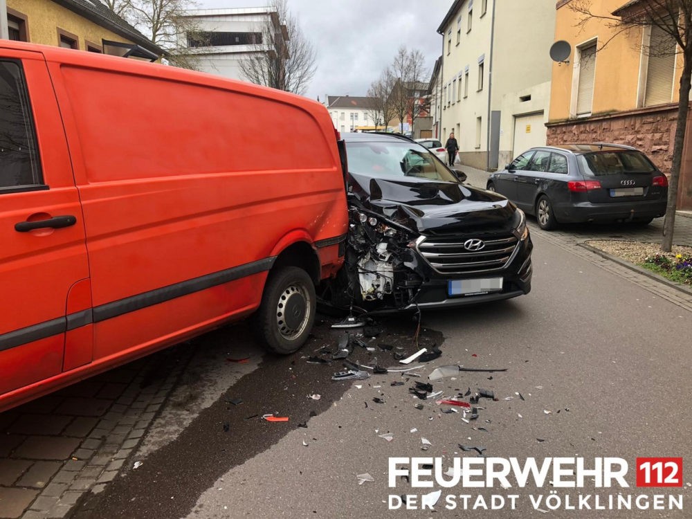 Die Feuerwehr wurde zum Fällen eines Baumes nach einem Verkehrsunfall alarmiert. Die Einsatzkräfte stellten den Brandschutz sicher und fällten den betroffenen Baum. Anschließend wurde die Einsatzstelle an die Polizei übergeben. Foto: Feuerwehr Völklingen/C.E.