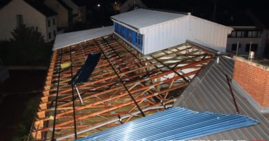Unterricht an Wehrdener Grundschule kann ab Montag trotz Sturmschäden wieder stattfinden Die Feuerwehr wurde wegen eines Sturmschadens an einem Dach in die "Kleine Bergstraße" alarmiert. Dort stellte sich heraus, dass es zu einer Teilabdeckung des Daches an der dortigen Grundschule gekommen war. Die Einsatzkräfte sicherten die Einsatzstelle ab und entfernten Dachteile, die auf der Straße lagen. Ausserdem wurden die angrenzenden Wohnhäuser auf weitere Schäden und dadurch entstehende Gefahren untersucht. Durch den Bauhof wurde die gesamte Straße gesperrt. Auch musste die Stromversorgung durch die Stadtwerke Völklingen abgestellt werden, da zwei Dachständer für die Elektrozuleitung in Mitleidenschaft gezogen wurden. Wegen des Schadens wurde die Grundschule für den Schulbetrieb an diesem Tag gesperrt. (Bild und Bildunterschrift: Feuerwehr Völklingen, W. Schmidt)