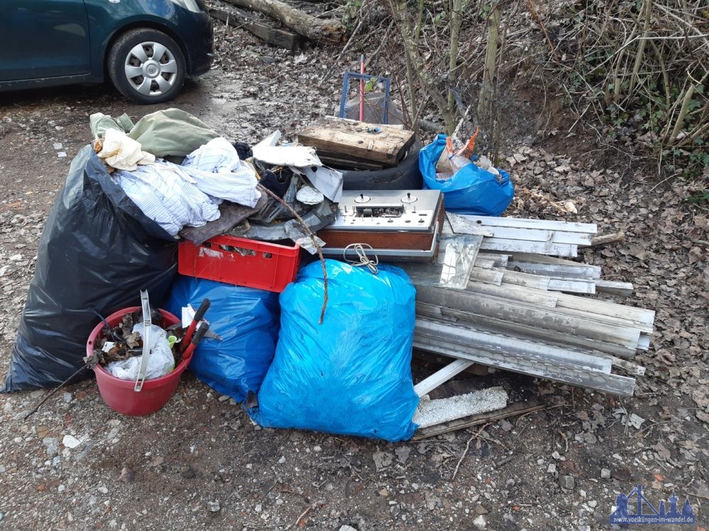 Bei der 3 stündigen Aktion, haben die AG'ler neben leider schon typischen Fundsachen wie Autoreifen, Altöl, Glas, Jalousien und Hausmüll auch kuriose Dinge entdeckt und eingesammelt. Foto: AG Sauberes VK