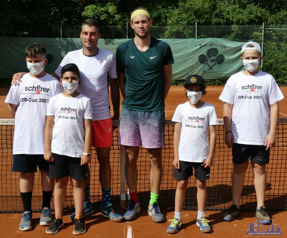 Herren: Finale mit Ballkindern: von links: Sieger Martin Dimitrov, VfL Sindelfingen, DTB 291, und         Finalist Adrian Kohler, VfL Sindelfingen, DTB 254