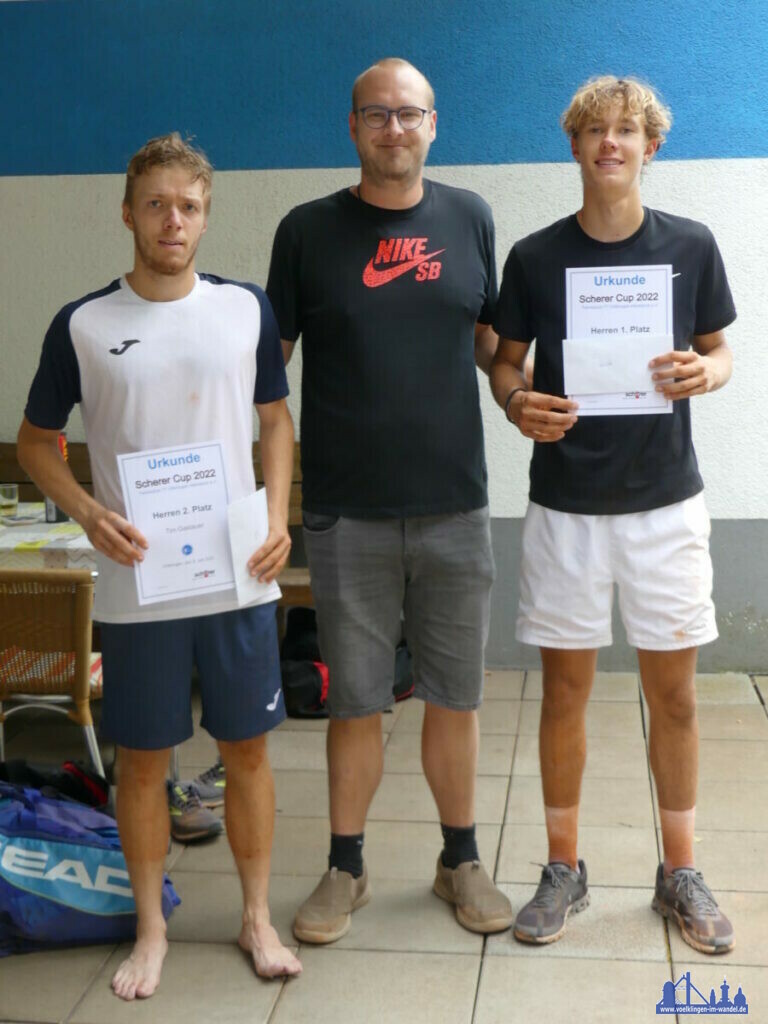 von links: Finalist Tim Gastauer (TC Mitlosheim), Turnierleiter Simon Aubertin (TC 77 Völklingen-Heidstock), Sieger Moritz Anterist (TC Rotenbühl Saarbrücken)