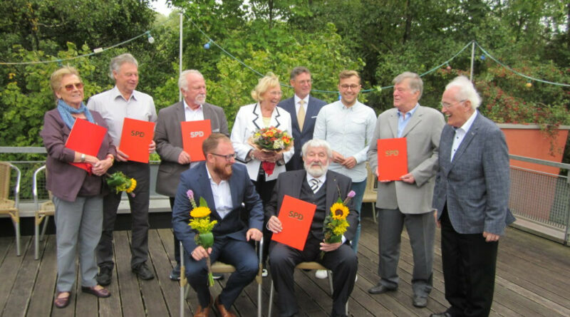 Bildunterschrift: Fröhliche Stimmung bei den Jubilaren/-innen des SPD-Ortsvereins Völklingen-Innenstadt stehend v. l. n. r.:        Christiane Schmidt, Werner Michaltzik, Peter Comtesse, Brunhilde Folz,                                                 Pascal Arweiler, Karl-Heinz Raubuch, Christoph Schmidt,                                    Hans Netzer, sitzend v.l.n.r.:            Kevin Wüschner, Günter Folz          