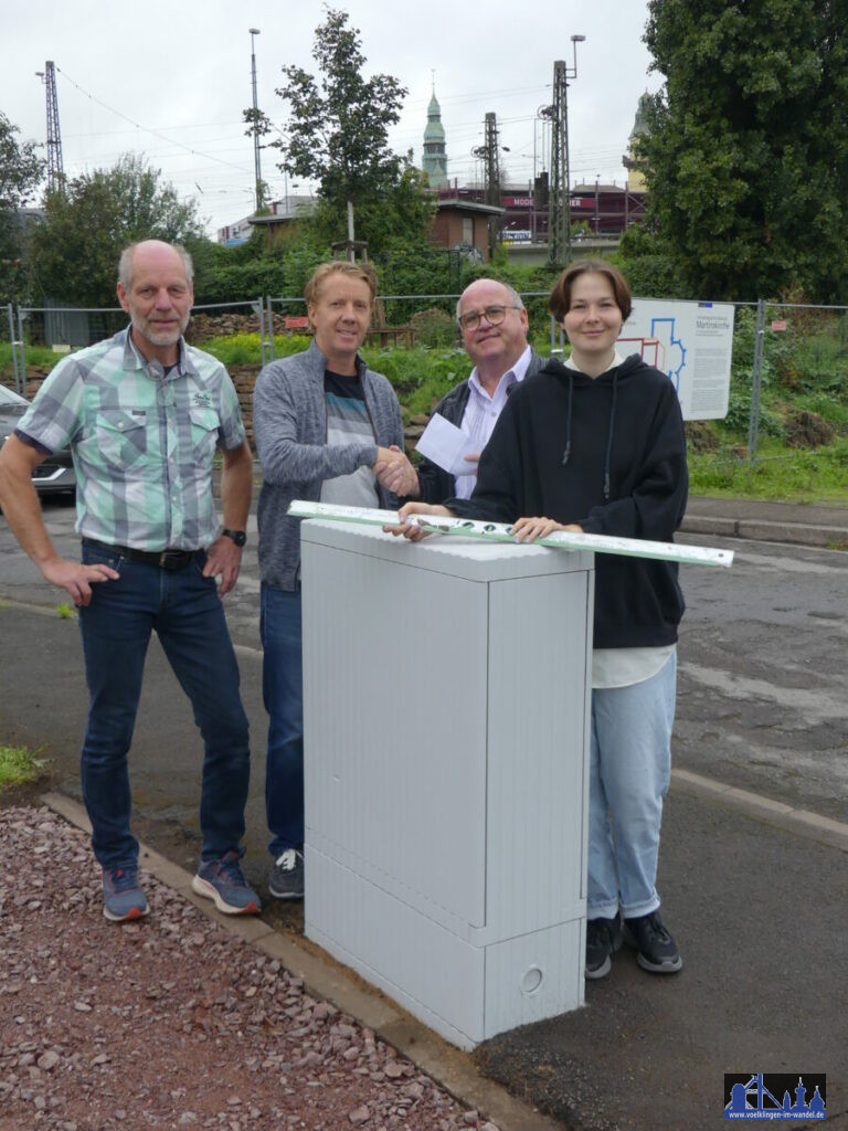 Bei der Spendenübergabe am Alten Brühl: Jörg Hartmann (AG), Norbert Degen, Alexander Benzmüller (AG), Pascale Bohl Foto: Werner Michaltzik