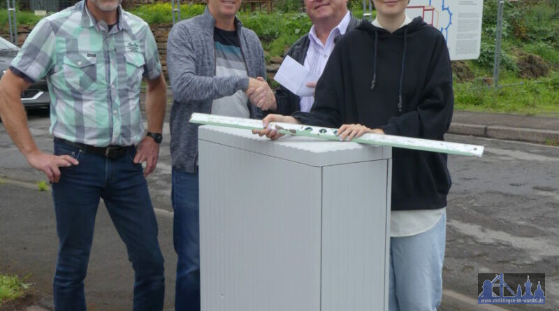 Bei der Spendenübergabe am Alten Brühl: Jörg Hartmann (AG), Norbert Degen, Alexander Benzmüller (AG), Pascale Bohl Foto: Werner Michaltzik