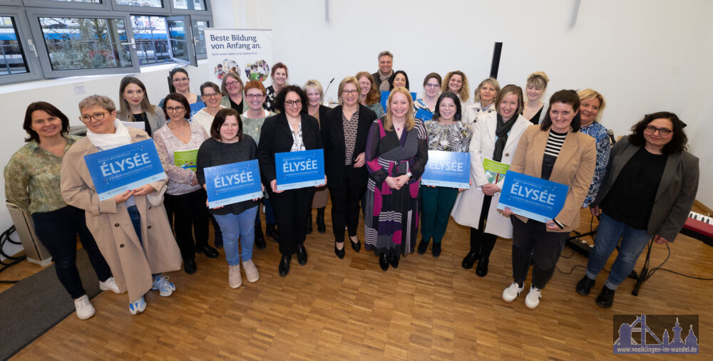 Insgesamt überreichten Ministerpräsidentin Anke Rehlinger und Bildungsministerin Christine Streichert-Clivot sechs saarländischen Kitas die offizielle Plakette in den Räumlichkeiten des Bildungsministeriums in Saarbrücken. Foto: (c) Iris Maria Maurer