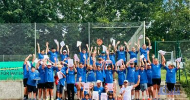 Die jungen Teilnehmer am Sommer-Camp des TC Heidstock in den üblichen Jahrgangs-T-Shirts und den Trainern Dominik Schmidt und Fabio Faust. Sind alle 43 auf dem Foto? Bitte, nachzählen.