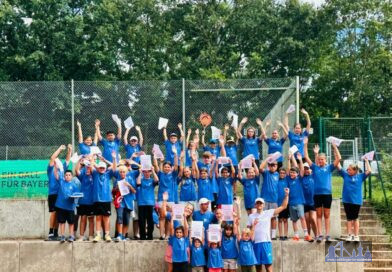 Die jungen Teilnehmer am Sommer-Camp des TC Heidstock in den üblichen Jahrgangs-T-Shirts und den Trainern Dominik Schmidt und Fabio Faust. Sind alle 43 auf dem Foto? Bitte, nachzählen.