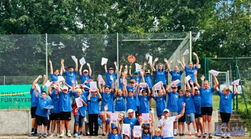Die jungen Teilnehmer am Sommer-Camp des TC Heidstock in den üblichen Jahrgangs-T-Shirts und den Trainern Dominik Schmidt und Fabio Faust. Sind alle 43 auf dem Foto? Bitte, nachzählen.