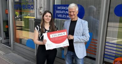 Oberbürgermeister Stephan Tautz stellt neue Projektmanagerin vor