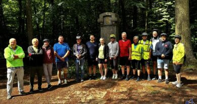 Stadtradeln 2026: Fahrradtour mit der Stadtverwaltung Die von ADFC-Ortsgruppenleiter Hans Holderbaum (4.v.r.) geplante Route führte Oberbürgermeister Stephan Tautz (5.v.l.) und die Mitradelnden auch zum Mathildenschacht. Bild: Stadt Völklingen