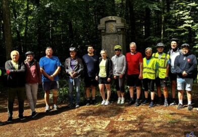 Die von ADFC-Ortsgruppenleiter Hans Holderbaum (4.v.r.) geplante Route führte Oberbürgermeister Stephan Tautz (5.v.l.) und die Mitradelnden auch zum Mathildenschacht. Bild: Stadt Völklingen