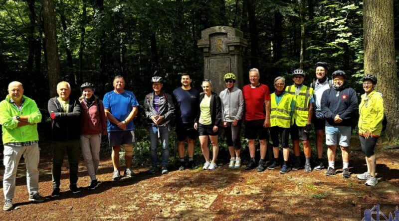 Die von ADFC-Ortsgruppenleiter Hans Holderbaum (4.v.r.) geplante Route führte Oberbürgermeister Stephan Tautz (5.v.l.) und die Mitradelnden auch zum Mathildenschacht. Bild: Stadt Völklingen