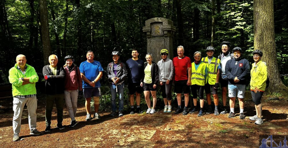 Die von ADFC-Ortsgruppenleiter Hans Holderbaum (4.v.r.) geplante Route führte Oberbürgermeister Stephan Tautz (5.v.l.) und die Mitradelnden auch zum Mathildenschacht.Bild: Stadt Völklingen
