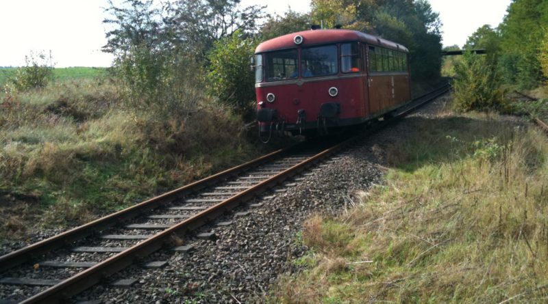 Ein Schienenbus beim Linslerhof (Foto: Renate Fries)