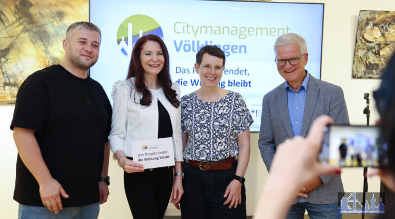 Oberbürgermeister Tautz (re.) mit Citymanagerin Karin Telke (2. v.li.), der Referatsleiterin im Wirtschaftsministerium Susanne Commercon-Mohr (2.v.re.) und dem Völklinger Unternehmer Volkan Yarar (li.) beim offiziellen Abschlussevent des Citymanagements im Juli. Der Oberbürgermeister verabschiedete sich nun noch mal persönlich von Frau Telke und zog positive Bilanz. Bild: Markus Lutz