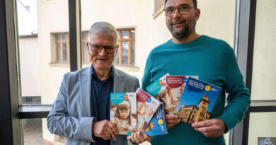 Oberbürgermeister Stephan Tautz (links) präsentiert mit VHS-Direktor Lars Hüsslein die Programmhefte für das neue Semester. Bild: Stadt Völklingen/M. Obenland