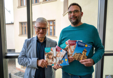 Oberbürgermeister Stephan Tautz (links) präsentiert mit VHS-Direktor Lars Hüsslein die Programmhefte für das neue Semester. Bild: Stadt Völklingen/M. Obenland