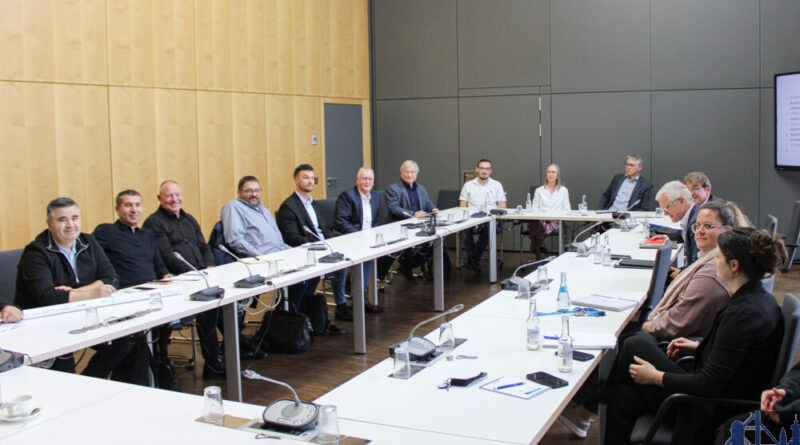 Vertreter der OXG Glasfaser GmbH bei der Kick-off-Veranstaltung mit Oberbürgermeister Stephan Tautz (3. v. r.) und den zuständigen Fachabteilungen der Völklinger Stadtverwaltung im Neuen Rathaus. Bild: Stadt Völklingen