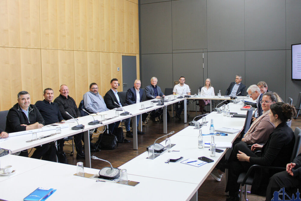 Vertreter der OXG Glasfaser GmbH bei der Kick-off-Veranstaltung mit Oberbürgermeister Stephan Tautz (3. v. r.) und den zuständigen Fachabteilungen der Völklinger Stadtverwaltung im Neuen Rathaus. Bild: Stadt Völklingen