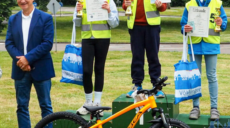 V.l.n.r.: Stephan Tautz, Oberbürgermeister der Stadt Völklingen; Mathilda Hirschfelder (2. Platz); Aron Schmitt (1. Platz); Nele Hübschen (3. Platz) Bild: Stadt Völklingen