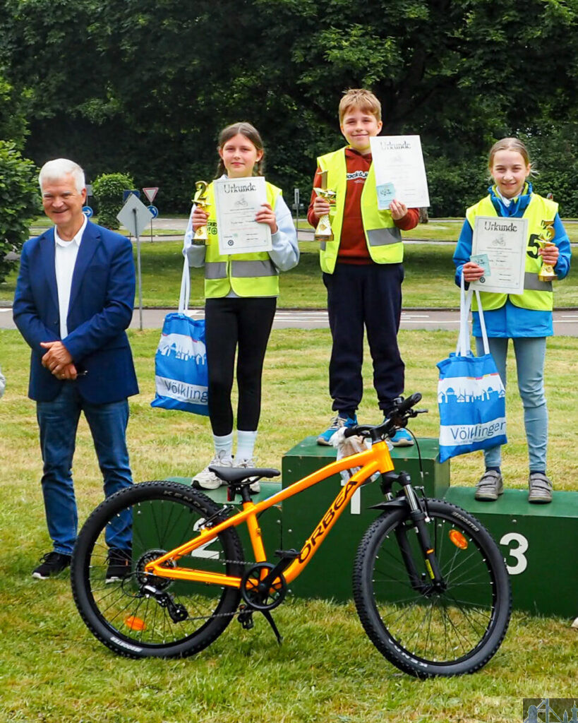 V.l.n.r.: Stephan Tautz, Oberbürgermeister der Stadt Völklingen; Mathilda Hirschfelder (2. Platz); Aron Schmitt (1. Platz); Nele Hübschen (3. Platz)Bild: Stadt Völklingen
