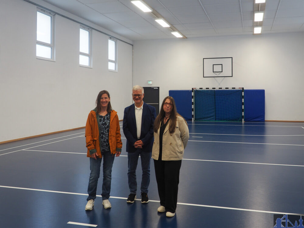 V.l.n.r.: Beate Ludes, Fachdienst Technisches Gebäude- und Projektmanagement; Stephan Tautz, Oberbürgermeister der Stadt Völklingen; Sigrid Büch, Fachdienst Technisches Gebäude- und Projektmanagement Bild: Stadt Völklingen