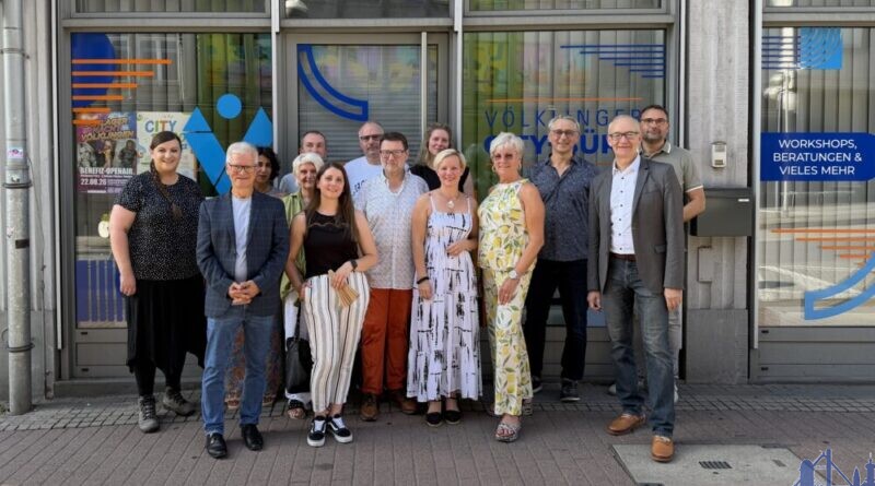 Oberbürgermeister Stephan Tautz (2. v. l.) und Projektmanagerin Rabea Hoffmann (3. v. l.) eröffneten gemeinsam mit Gästen das neue City-Büro in der Rathausstraße. Bild: Stadt Völklingen