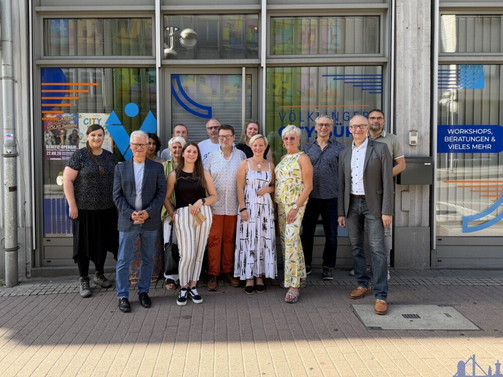 Oberbürgermeister Stephan Tautz (2. v. l.) und Projektmanagerin Rabea Hoffmann (3. v. l.) eröffneten gemeinsam mit Gästen das neue City-Büro in der Rathausstraße.Bild: Stadt Völklingen
