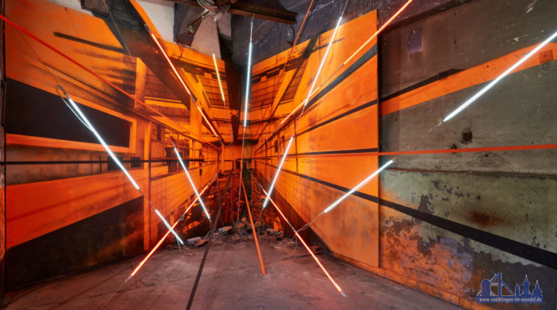 5. UrbanArt Biennale® 2019 Unlimited Kunstwerk: KATRE: Industrial factory orange Power, 2019 Höhe 400 cm, Fotografie, Sprühlack, Neonröhren und Band Ort: Laborraum in der ehemaligen Kokerei, Weltkulturerbe Völklinger Hütte Copyright Foto: Weltkulturerbe Völklinger Hütte/Hans-Georg Merkel