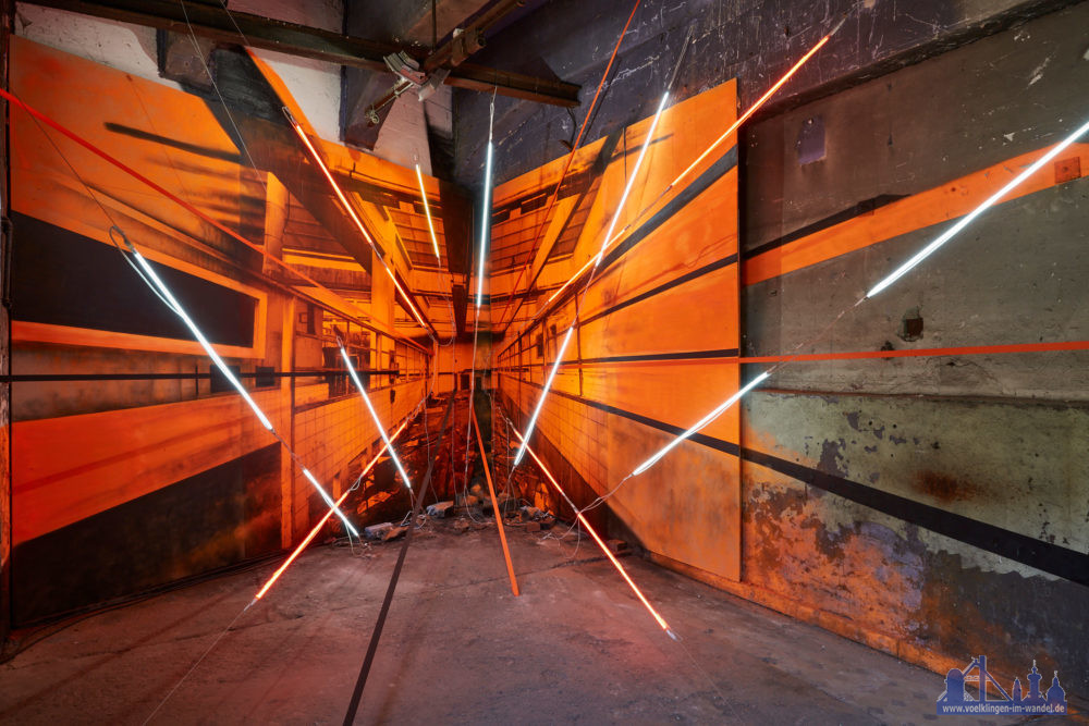 5. UrbanArt Biennale® 2019 Unlimited Kunstwerk: KATRE: Industrial factory orange Power, 2019 Höhe 400 cm, Fotografie, Sprühlack, Neonröhren und Band Ort: Laborraum in der ehemaligen Kokerei, Weltkulturerbe Völklinger Hütte Copyright Foto: Weltkulturerbe Völklinger Hütte/Hans-Georg Merkel