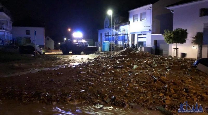 Seit den Nachtstunden befindet sich unsere Fachgruppe Räumen im Einsatz. Nach einem schweren Unwetter im Bereich Kleinblittersdorf sind mehrer Straßenzüge verwüstet. (Foto: THW)