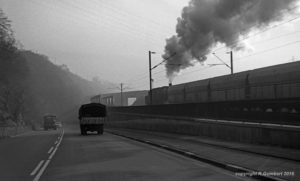 29.3.1968: Eine unerkannt gebliebene 50 dampft Richtung Saarbrücken, während der Liefer-LKW nach der Früh-Belieferung der Völklinger Filialen der VIVO-Lebensmittelkette zum Hauptlager zurückkehrt und einem Krupp-LKW begegnet (Foto: Reinhard Gumbert)