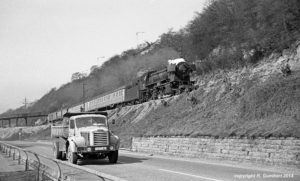 29.3.1968: Hier überholt die Saarbrücker 23 024, eine der beiden mit dem klobigen Henschel-Mischvorwärmer, ein französisches LKW-Modell (Foto: Reinhard Gumbert)
