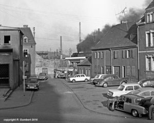 Heute ist hier die B51: Neben dem interessanten Fahrzeugpark und der Hinterhof-Werkstatt im Hintergrund, sieht wie hoch damals noch die Latte der Zumutbarkeitsgrenze für angemessenes Wohnen lag (Foto: Reinhard Gumbert)