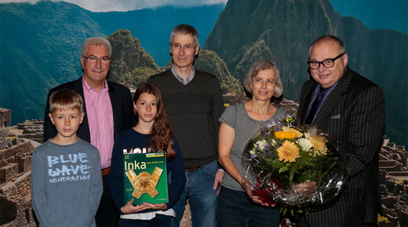 Generaldirektor Prof. Dr. Meinrad Maria Grewenig und Oberbürgermeister Klaus Lorig begrüßen die 50.000ste Besucherin der Ausstellung "Inka. Gold. Macht. Gott." aus Biel in der Schweiz. Foto: PM WKE
