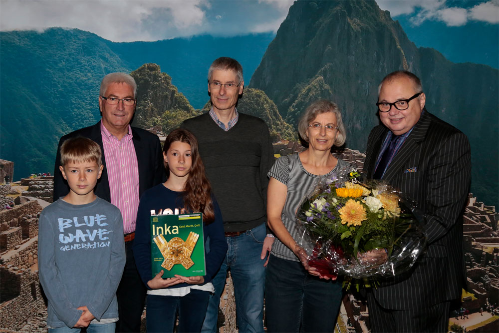 Generaldirektor Prof. Dr. Meinrad Maria Grewenig und Oberbürgermeister Klaus Lorig begrüßen die 50.000ste Besucherin der Ausstellung "Inka. Gold. Macht. Gott." aus Biel in der Schweiz. Foto: PM WKE