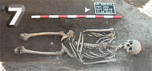 Fundstelle 333; bis zu den Kniescheiben erhaltenes Skelett mit über dem Bauchbereich gekreuzten Armen