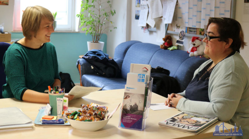 Neben Hausbesuchen berät Diakoniemitarbeiterin Sabrina Sofka-Hell (links) die Klienten auch in ihrem Büro. Tina R. kommt vorbei, wenn Sie Unterstützung bei Formalitäten braucht. Fotohinweis: Diakonie Saar / Stein