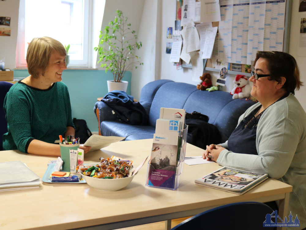 Neben Hausbesuchen berät Diakoniemitarbeiterin Sabrina Sofka-Hell (links) die Klienten auch in ihrem Büro. Tina R. kommt vorbei, wenn Sie Unterstützung bei Formalitäten braucht. Fotohinweis: Diakonie Saar / Stein