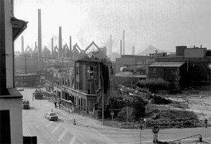 Das Viertel rund um den Bahnhof muss für den Bau eines SB-Warenhauses weichen. (Stadtarchiv)