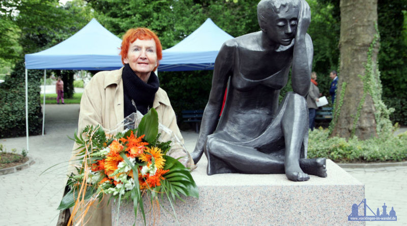 Inge Andler-Laurenzwurde am 2. April 1935 in der Hüttenstadt geboren, das Foto zeigt sie neben der Skulptur ´Weinende Mutter´ in den Kleinschen Anlagen (Foto: Stadt)